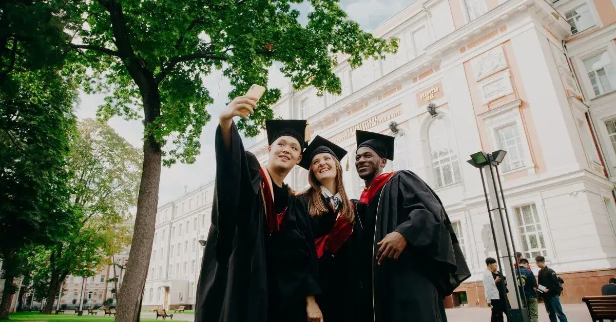 uni students taking a selfi